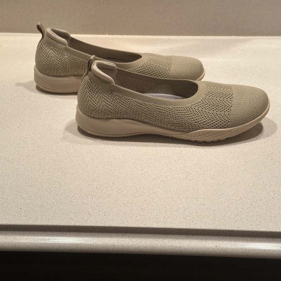 Shoes - Picture 2 of 7